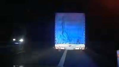 VIDEO: Řidička ozn&aacute;mila, že před n&iacute; jedouc&iacute; dod&aacute;vka s př&iacute;věsem nebezpečně kličkuje na silnici