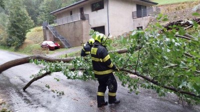 Silný déšť a vítr řádí v Pardubickém kraji, hasiči zasahovali už u tří stovek událostí