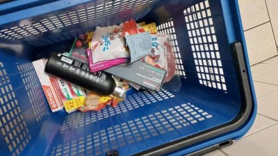 Ještě před pokladnou v prodejně notně upíjel z lahve s 52% alkoholu