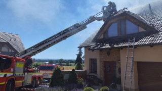 Při při renovaci trámů došlo k požáru střechy rodinného domu ve Starém Hradišti, škoda 1,5 milionu korun