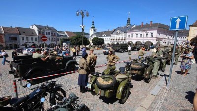 VIDEO: Ústí nad Orlicí zaplnila v sobotu 12. srpna historická vojenská technika. Podívejte se na její spanilou jízdu