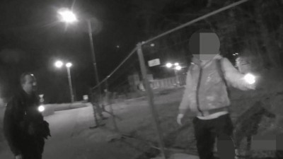 Muž se polil benzínem a hodlal si zapálit cigaretu přímo před zraky policistů