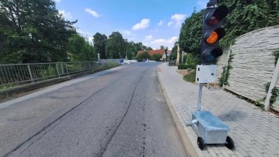 V Radimi řídí omezený provoz na mostě tři chytré semafory. Umí vyhodnotit aktuální vytíženost