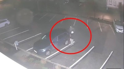 VIDEO: Policejn&iacute; p&aacute;tr&aacute;n&iacute;: Vloupali se do prodejny potravin a po&scaron;kodili nejm&eacute;ně &scaron;est aut, aby z nich kradli