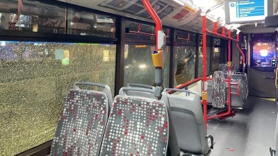 Opilec v Pardubicích zdemoloval autobus. Rozbil okna a vypadl za jízdy