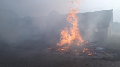 V zemědělském objektu v Prostřední Lipce se vzňala tráva a dřevo, v blízkosti dalších budov