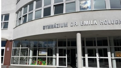 Už sedm desítek let v Holicích funguje gymnázium, o pět let déle studenty vzdělává střední škola v Lanškrouně