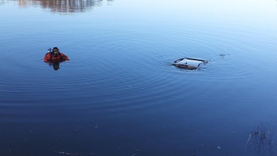 Obrazem: Muž zažil noční můru, s vozem skončil v rybníce, přitom neuměl plavat. Pomohl mu projíždějící řidič, co neváhal pro něj do ledové vody skočit