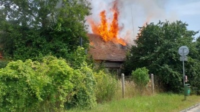 V Pardubicích hořel dům, uvnitř spal člověk