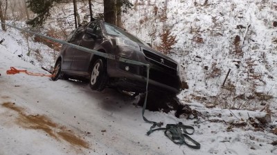 Auto sjelo v Hlásnici do příkopu