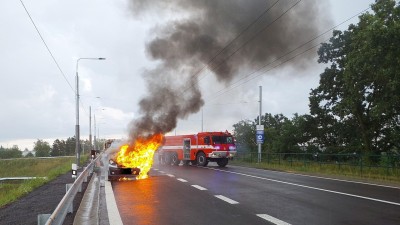 Auto u Doubravic pohltily plameny