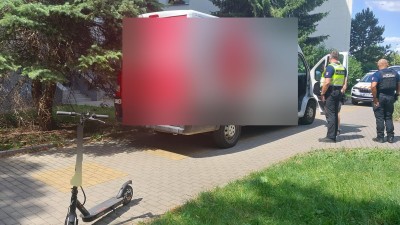 Ukřivděný cyklista pronásledoval dodávku kurýrní služby, ale nečekal takový konec