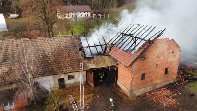 Plameny zničily stodolu kvůli nedbalosti. Vyšetřovatel zjistil, co požár způsobilo
