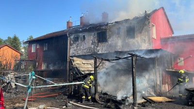 U požáru finských domků v Ohrazenicích zasahují policisté i hasiči