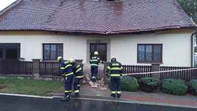 Domu v Chrudimi se propadla střecha, nikdo nesmí dovnitř