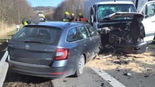 Čelní střet osobního auta s dodávkou se zraněním osob v Moravské Třebové, na místě se tvořily kolony