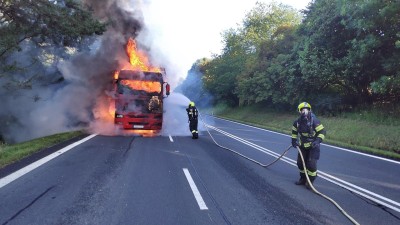 Oheň pohltil celou kabinu kamionu i částečně návěs