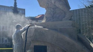 Bubnující legionář a další sochy ve městě budou zase jako nové