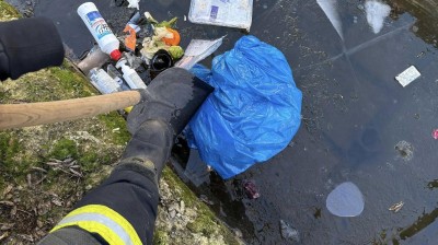Popelnice nah&aacute;zen&eacute; do strouhy na Wernerově n&aacute;břež&iacute; uklidili hasiči