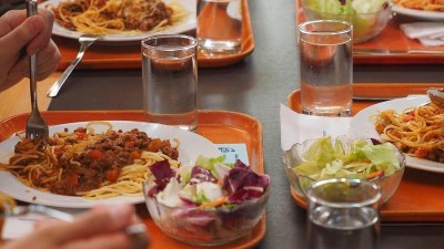 Obědy pro ve všechny děti. Projekt bezplatné školní stravování bude pokračovat