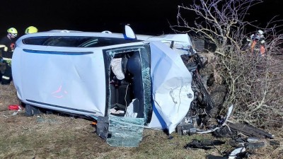 Auto narazilo do stromu, osoba uvnitř zakl&iacute;něn&aacute;. Z&aacute;chranu pos&aacute;dce přivolal automaticky mobil