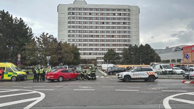 Při nehodě za Palácem Pardubice byl zraněn motorkář