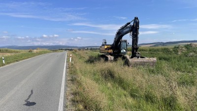 Policie pátrá po zloději co poškodil a vykradl pásové rypadlo u silnice č. 368 mezi Třebařovem a Starým Městem