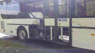 Traktor při srážce roztrhl bok autobusu, tři lidé jsou zranění