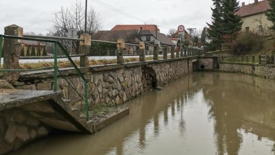 Zeď pod silnicí v Českých Heřmanicích se hroutí, musí přijít oprava