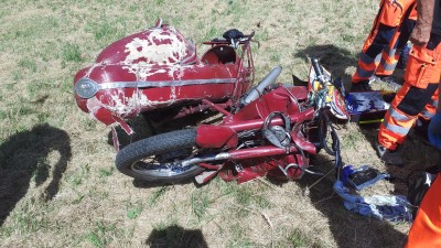 Vrtulník, letěl k nehodě auta s motocyklem zbytečně. Motorkář podlehl na místě nehody vážným zraněním
