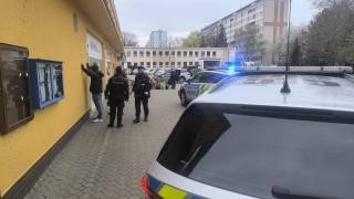 Na autobusovém nádraží se muž oháněl pistolí, až vyšel výstřel