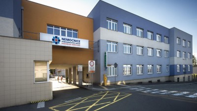 Na úrazové ambulanci v nemocnici probíhal souboj s pacientem, co byl v ohrožení života. Zasáhnout museli strážníci