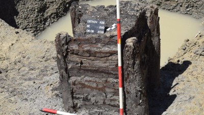 Sedm tisíciletí stará studna doputovala do pardubického muzea. Nalezena byla pod dálnicí D 35