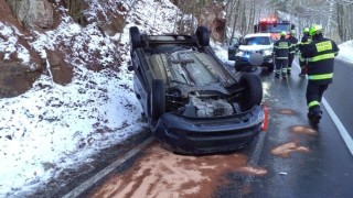 V Lukavicích se střetly dva vozy, v Lanšperku se převrátilo auto, kde cestovalo i malé dítě, došlo ke zranění osob