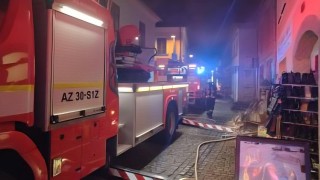 V Poličce došlo k požáru rodinného domu. Hasiči se nemohli kvůli zaparkovaným autům k domu dostat