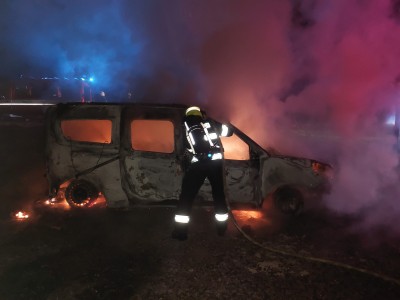 Auto u Kunvaldu zachvátil oheň