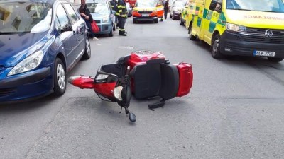Nákladní auto se převrátilo na trať, auto smetlo muže na invalidním vozíku, řidička utrpěla zranění po nárazu vozu do stromu