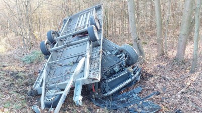 Vozidlo převážející auto na přívěsu havarvalo u Lázní Bohdaneč