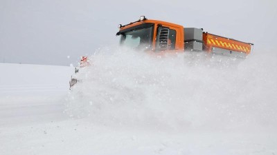 Na tachometru mají za tři měsíce najeto přes dvě stě tisíc kilometrů, vysypali už přes tři miliony solanky, pro sjízdnost silnic