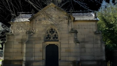 Hrobka rodiny Krausů na Slav&iacute;ně potřebuje renovaci, město přispěje