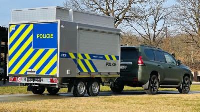 VIDEO: Speciální přívěsný vozík, který mají nově policisté, je koncipován jako mobilní zázemí pro zásahové týmy
