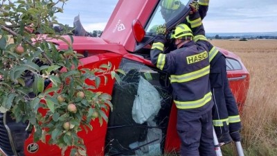 Auto skočilo u Voděrad v poli převrácené na bok, jedna osoba utrpěla zranění