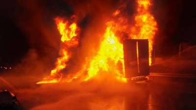 Pož&aacute;r kamionu uzavřel d&aacute;lnici D 35 v &uacute;seku ve směru od Opatovic nad Labem