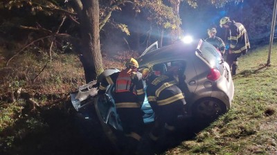 Řidič nezvládl svou jízdu a za Lázněmi Bohdaneč skončil v příkopu