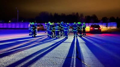 Požár motorové části letadla a 198 cestujících na palubě. Svoji akceschopnost prověřovalo na letišti Pardubice šestnáct jednotek hasičů