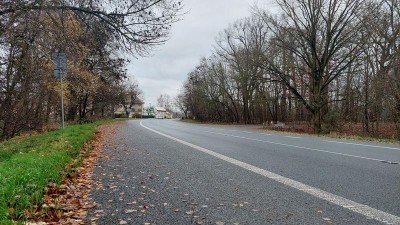 Místo, kde před Lázněmi Bohdaneč vznikne nový kruhový objezd