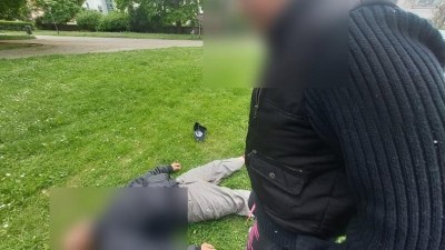 Strážníci o víkendu několikrát zasahovali proti problémovým osobám. Ve dvou případech obtěžovali děti
