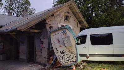Šest osob se zranilo při nárazu dodávky do drážního domku u železničního přejezdu v obci Březiny-Nectava