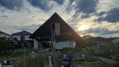 V Dražkovicích hořela střecha rodinného domu, ve Chvaleticích dvougaráž