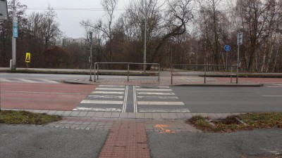 Srazil na přechodu chodkyni, ani s autem nezastavil a jel dál, policisté po řidiči pátrají